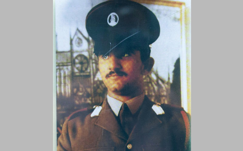 محمد بن راشد في صورة تعود إلى فترة دراسة سموّه في كلية مونز العسكرية في لندن. &laquo;أرشيف مركز جمعة الماجد للثقافة والتراث&raquo;