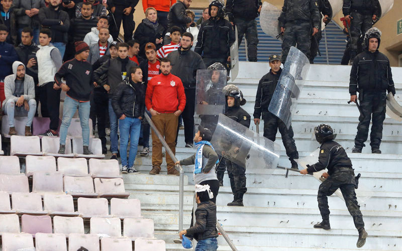 أفراد الأمن في تونس يتصدّون لشغب الجماهير في المباراة أول من أمس. رويترز