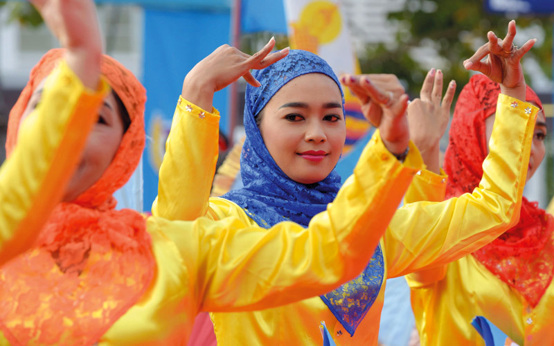 راقصات كمبوديات خلال احتفالات وطنية بمقر حزب الشعب الكمبودي في بنوم بنه أمس. أ.ف.ب