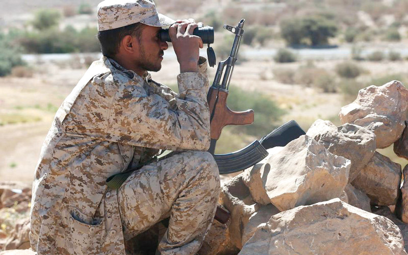 جندي من قوات الشرعية يتموقع بالقرب من منطقة الجدعان في مأرب. رويترز
