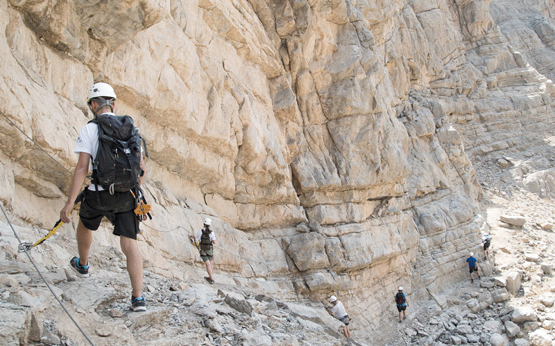 سياح يمارسون رياضة تسلق الجبال. الإمارات اليوم