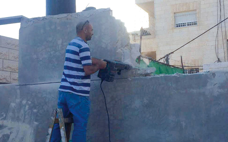 لم يكن أمام الهدرة أي خيار سوى هدم موقفه بيده بدلاً من الحبس ودفع غرامات مالية باهظة تصل إلى نصف مليون شيكل. الإمارات اليوم