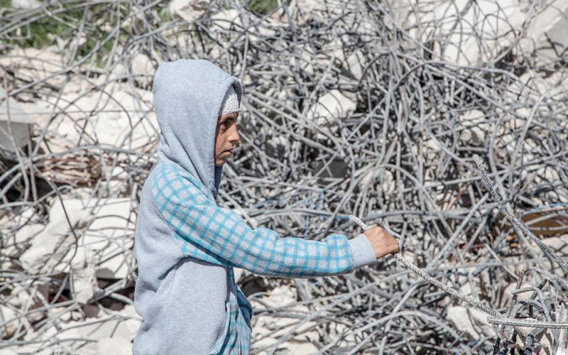 طفل يقف أمام ركام منزله الذي هدمه الاحتلال. الإمارات اليوم