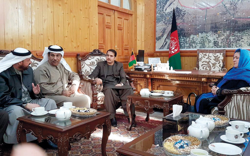 الكعبي خلال اجتماع مع والي قندهار وأورياخيل في مكتب الوالي. من المصدر