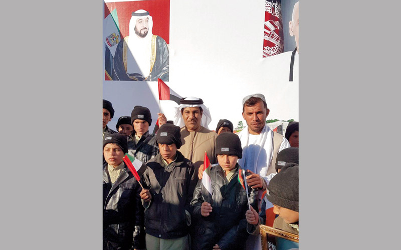 أطفال أفغان يرفعون علم الإمارات عرفاناً بالجميل. من المصدر