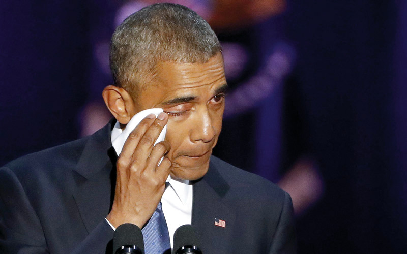 أوباما يمسح دموعه بعد أن أشاد بابنتيه وزوجته. إي.بي.إيه