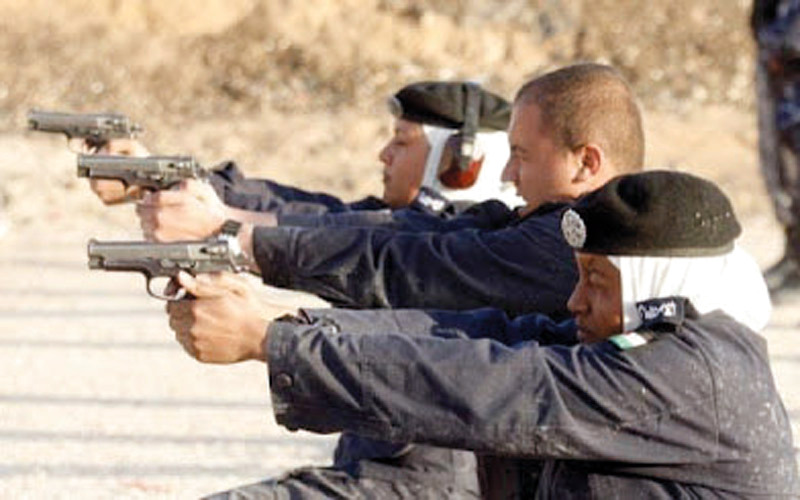 مجندات عربيات في دورة تدريبية على إطلاق النار بالمسدس. أرشيفية
