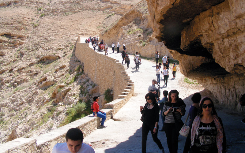 رحلة كنيسة جواجيويس للروم الأرثوذكس إلى وادي القلط. الإمارات اليوم