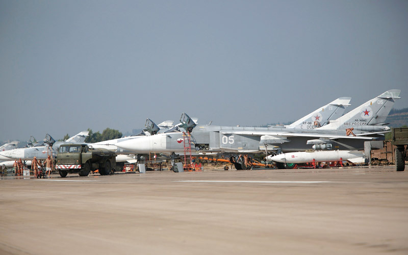 طائرات روسية في قاعدة حميميم في سورية، حيث أثار التدخل الروسي في هذا البلد قلق العالم.  أ.ف.ب