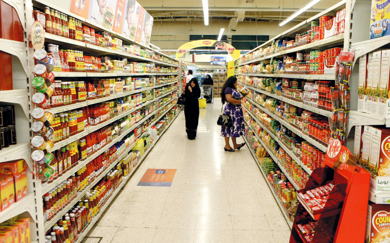 مستهلكون أكدوا أنهم لم يجدوا لافتات بالسلع &laquo;المثبتة الأسعار&raquo; في جمعيات تعاونية ومنافذ بيع بأبوظبي. تصوير: أسامة أبوغانم