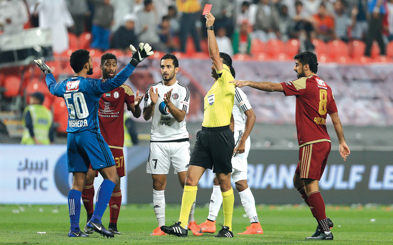 يعقوب الحمادي يشهر البطاقة الحمراء في وجه حارس الوحدة راشد علي. تصوير: إريك أرازاس
