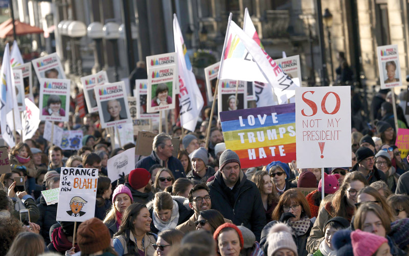 متظاهرون يشاركون في «المسيرة النسائية» وسط لندن ضد ترامب. رويترز