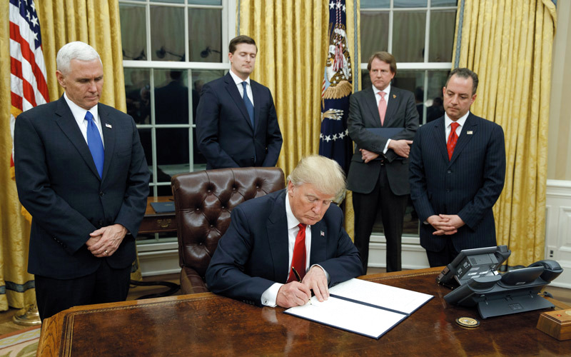 ترامب وقّع بسرعة أول مرسوم يصدره في المكتب البيضاوي لإلغاء «أوباما كير». أ.ب