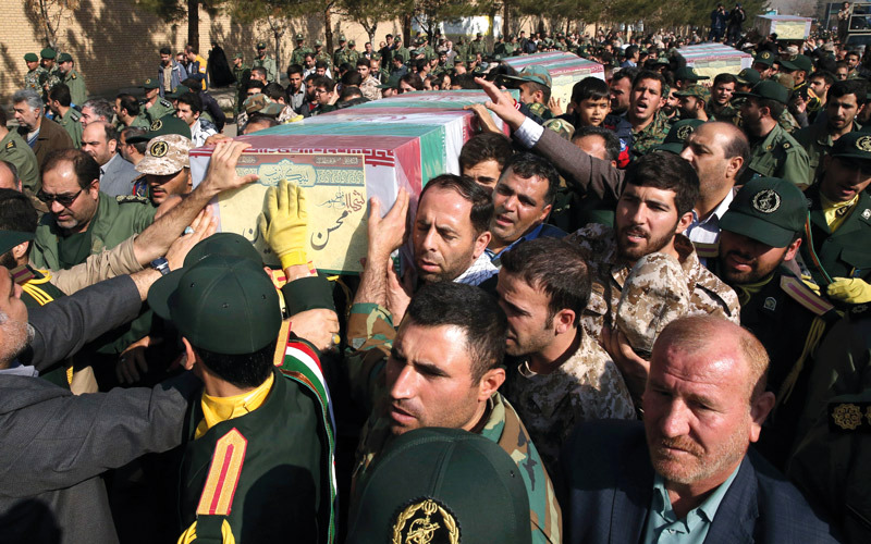 جنازة في طهران لجنود إيرانيين سقطوا في سورية.  أ.ف.ب