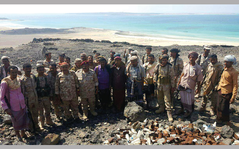قيادات عسكرية من الجيش اليمني على الساحل الغربي لليمن. سبأنت