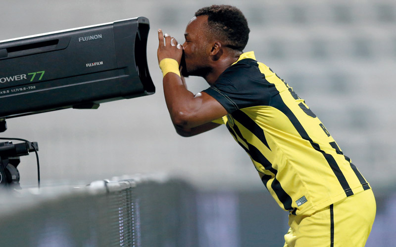 لاعب اتحاد كلباء، العاجي كونيه، يحتفل بهدفه في مرمى الشباب خلال المباراة التي انتهت بفوز كلباء برباعية نظيفة. تصوير: أسامة أبوغانم