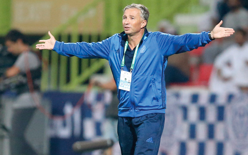 مدرب النصر، الروماني بتريسكو، يطالب باحتساب خطأ لمصلحة فريقه في مباراة الأهلي. تصوير: أسامة أبوغانم