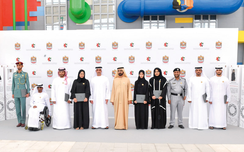 محمد بن راشد أكد خلال تكريمه الموظفين الفائزين أنهم مثال يحتذى لجميع موظفي الحكومة. وام