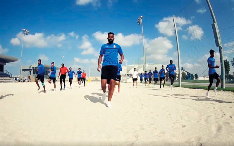 الأهلي أدى تدريبات جديدة على الرمال أول من أمس في ند الشبا. الإمارات اليوم