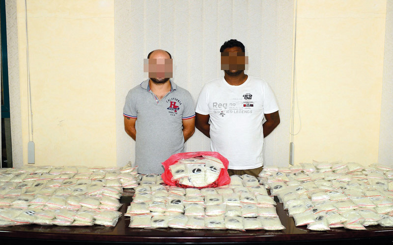 متهمان حاولا بيع مخدرات في عجمان. من المصدر