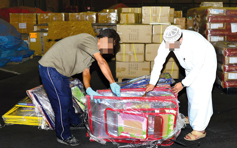 استخراج الحبوب المخدرة من تجاويف سرية في المراجيح.   من المصدر