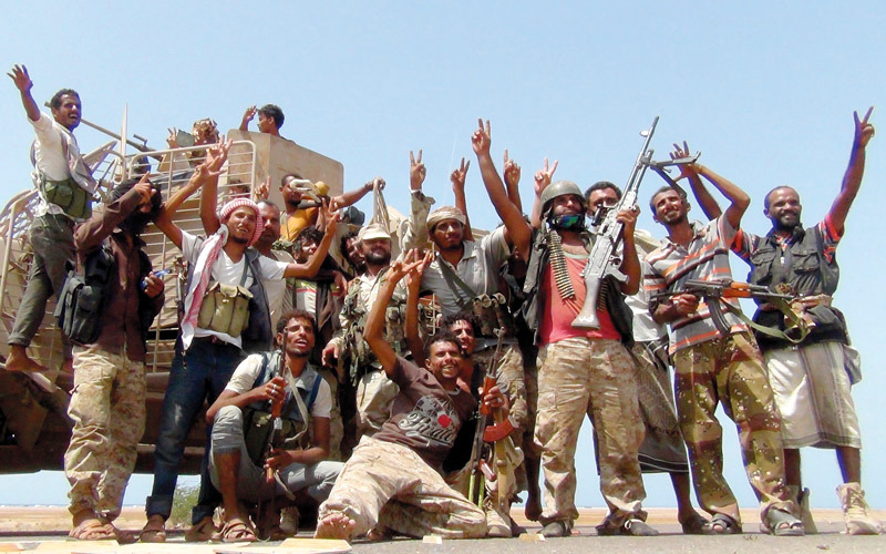 قوات الجيش اليمني ترفع شارة النصر بعد تحرير المخاء. أ.ف.ب
