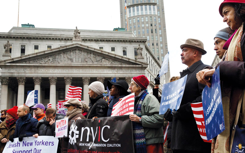 تجمع احتجاجي في نيويورك على قرارات ترامب ضد المهاجرين واللاجئين. إي.بي.إيه