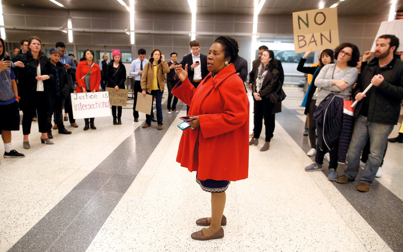 النائبة شيلا جاكسون لي تتحدث للمتظاهرين في مطار جورج بوش إنتركونتننتال الدولي في هيوستن بولاية تكساس.  رويترز