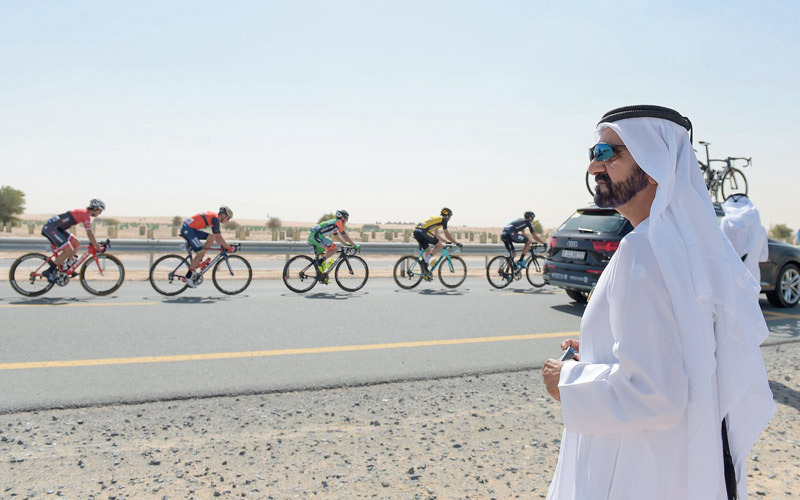 محمد بن راشد خلال متابعته جانباً من «طواف دبي» أمس. وام