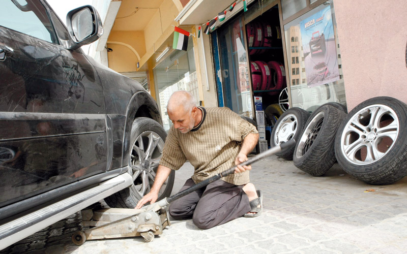 متعاملون أكدوا أن شركات التأمين تلزمهم بإصلاح سياراتهم بالورش والكراجات بعد مرور 3 أعوام على شرائها.  تصوير: أسامة أبوغانم
