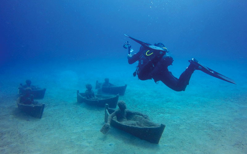 تم إنشاء متحف تحت الماء من قبل النحات البريطاني جيسون تايلور.  د.ب.أ