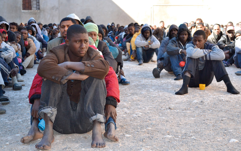 آلاف اللاجئين الأفارقة ينتظرون الفرصة على الشواطئ الليبية لكي يعبرون إلى إيطاليا. أرشيفية