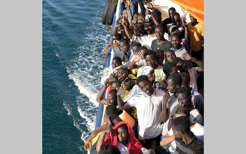 مهاجرون يعبرون البحر في زوارق بدائية في رحلة محفوفة بالمخاطر. ا ب