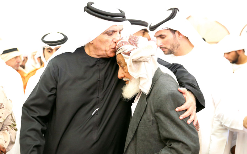 حاكم رأس الخيمة قدم واجب العزاء لأسرة شهيد الوطن الوكيل راشد علي محمد الظهوري. وام