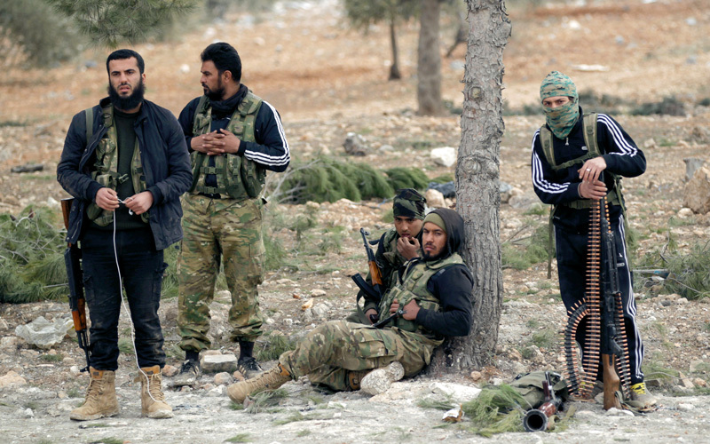 مقاتلون من الجيش السوري الحر على مشارف مدينة الباب شمال شرق حلب. رويترز