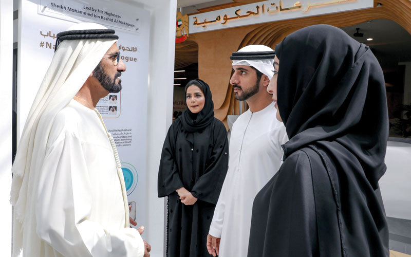 محمد بن راشد وحمدان بن محمد خلال تجولهما في معرض إنجازات.

وام