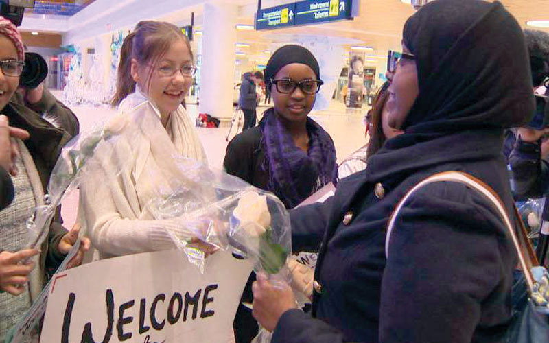 كنديون يرحبون بعدد من الصوماليين القادمين الجدد إلى كندا.  أرشيفية