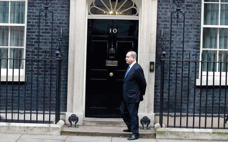 نتنياهو ظل واقفاً بانتظار من يفتح الباب الأسود. غيتي