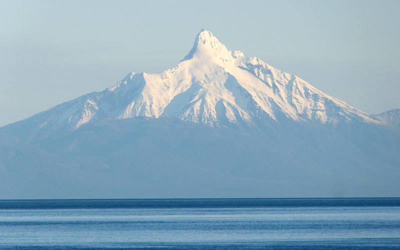 يبدو بركان كوركوفادو بقمّته البيضاء بمظهر بديع في هذه المحمية الطبيعية.  د.ب.أ