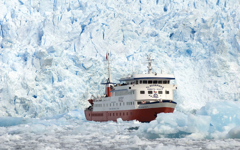 الباخرة السياحية «Skorpios II» أمام جدار جليدي في نهر سان رافائيل. د.ب.أ