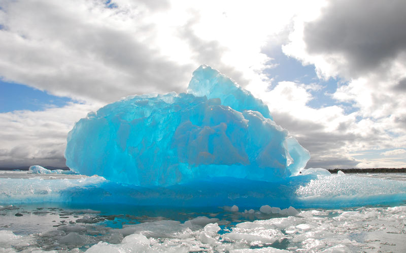 تبدو قطع الجليد في بحيرة سان رافائيل بمظهر مثير للإعجاب تحت أشعة الشمس. د.ب.أ