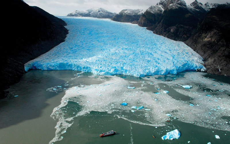 تراجع النهر الجليدي سان رافائيل على مر السنين، ويمتد إلى المنطقة الجليدية في جنوب باتاجونيا.  د.ب.أ