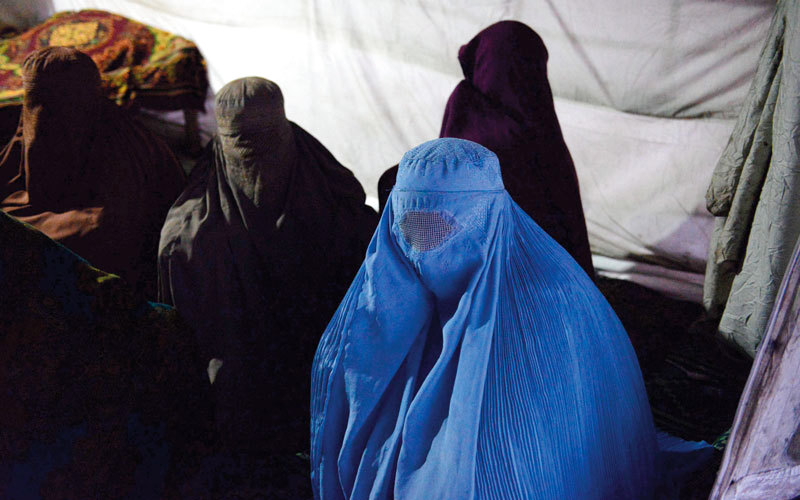 أفغانيات لاجئات داخل أفغانستان في إحدى ضواحي جلال آباد.  أ.ف.ب