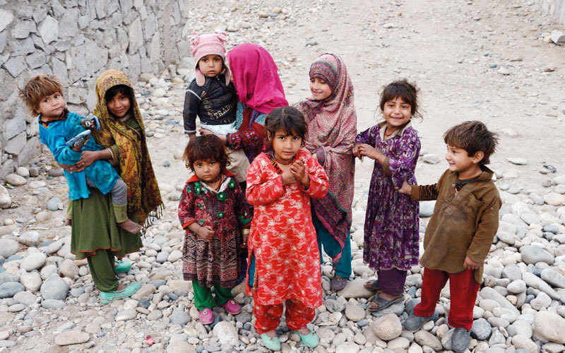 أطفال شردتهم الحرب يعيشون في خيام وسط جو من البرد الشديد مع أسرهم في إحدى ضواحي جلال آباد.  أ.ف.ب