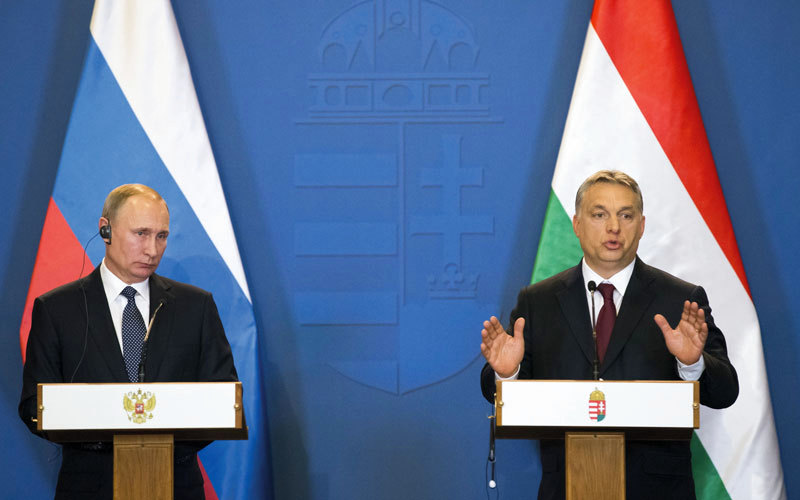 الرئيس الروسي في مؤتمر صحافي مع رئيس حكومة هنغاريا إثر زيارة بوتين لهذا البلد. أ.ب