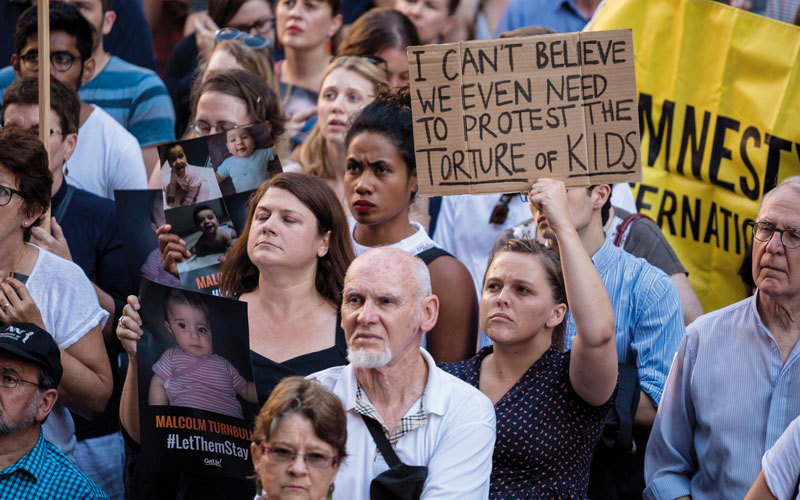 ناشطون أستراليون يتظاهرون احتجاجاً على الحكومة لاحتجازها اللاجئين في جزيرتي مانوس ونورو. غيتي