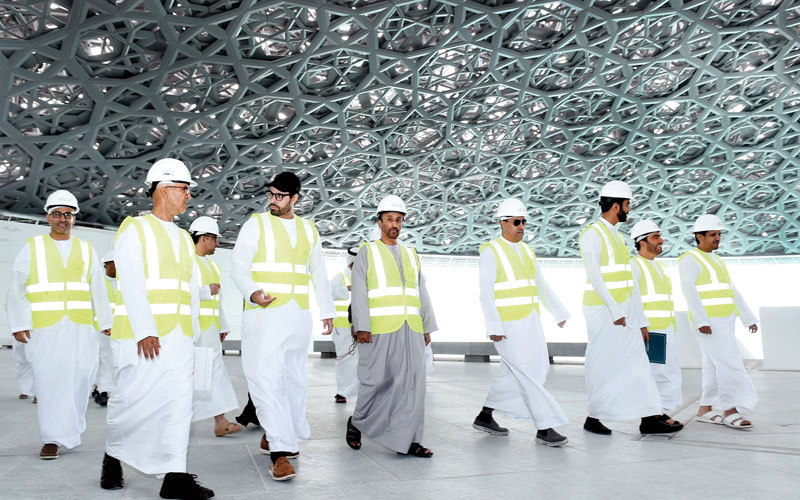 الزيارة استُهلت بتفقد قبة المتحف المميزة التي تتيح للضوء المرور خلالها لتنير قاعات المتحف وأروقته ضمن ما بات يعرف بتأثير «شعاع النور». من المصدر