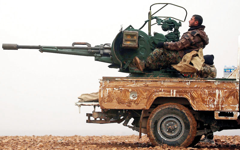 أحد أفراد قوات سورية الديمقراطية بالقرب من قرية خربة الجحشة. أ.ف.ب