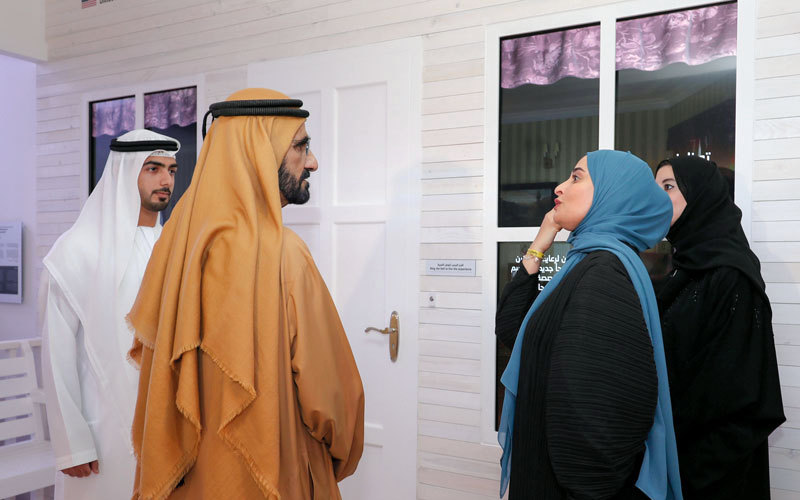 محمد بن راشد خلال تجوّله في معرض الحكومات الخلاقة الذي يضم 13 ابتكاراً حكومياً من 12 دولة. من المصدر