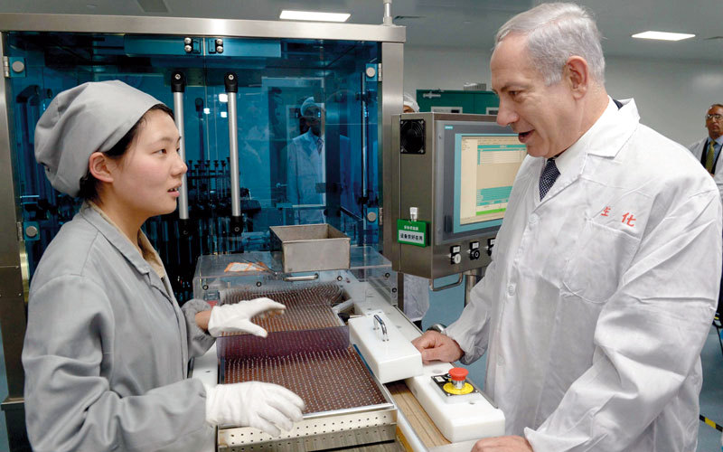 نتنياهو في مختبر صيني بمدينة شنغهاي.  أرشيفية